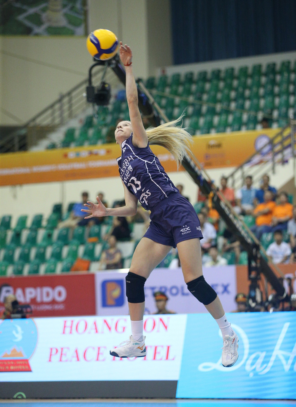 The match seems even more intensive in the final set.