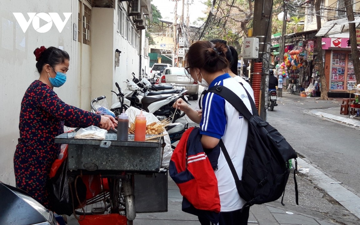 Những vật dụng dùng để kinh doanh cực kỳ đơn giản, gồm: một chiếc chảo đầy dầu ăn, bếp gas mini và rất nhiều túi đồ đựng thức ăn, nguyên liệu không rõ nguồn gốc xuất xứ