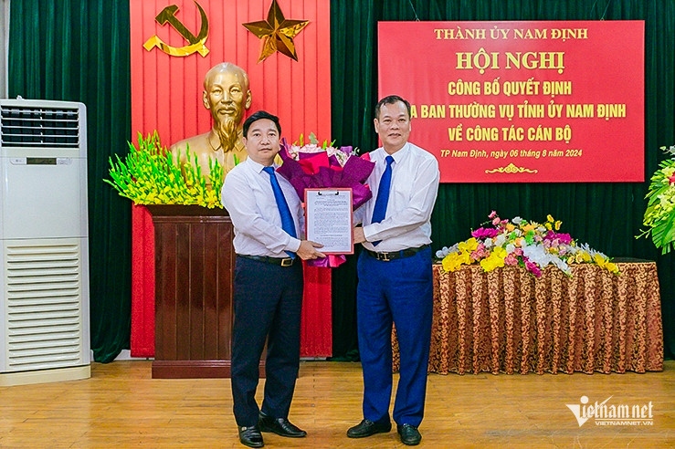 Ông Lê Quốc Chỉnh - Phó Bí thư Thường trực Tỉnh ủy, Chủ tịch HĐND tỉnh Nam Định trao quyết định cho ông Nguyễn Tiến Dũng.