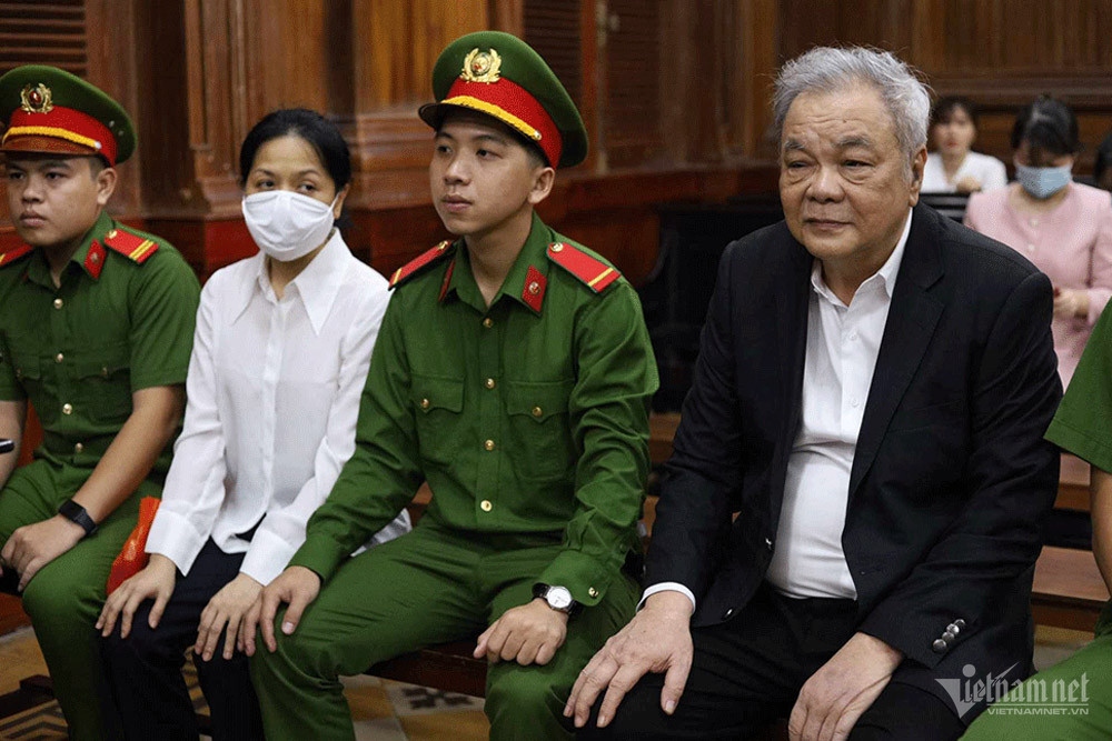 Ông Trần Quí Thanh và con gái Trần Uyên Phương tại phiên tòa sơ thẩm. Ảnh: ĐN