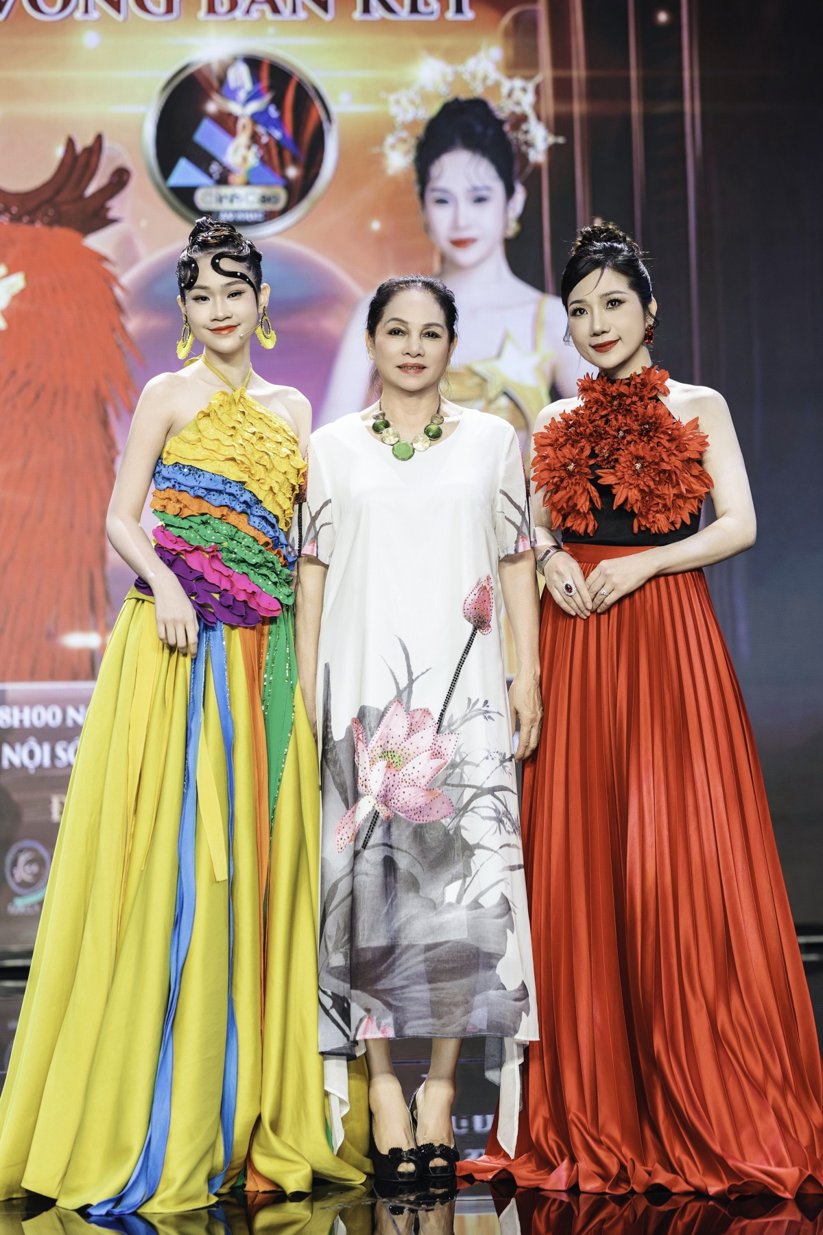 Thuỷ Tiên cùng NSND Hà Thuỷ và bà Phùng Vân Anh
