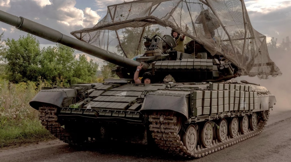 Binh lính Ukraine lái xe tăng T-64 ở khu vực Sumy gần biên giới với Nga ngày 11/8/2024. Ảnh: AFP