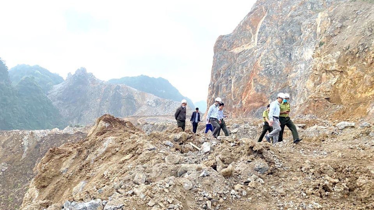 Công ty TNHH Duyên Hà vướng nhiều lùm xùm về khai thác đá sản xuất xi măng làm vùi lấp đất rừng phòng hộ ở phường Tân Bình, TP Tam Điệp. (Ảnh: Thiên An)