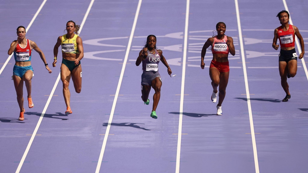 Nhi Yến tranh tài cũng Sha'Carri Richardson, ĐKVĐ thế giới nội dung 100m nữ. (Ảnh: Getty). 
