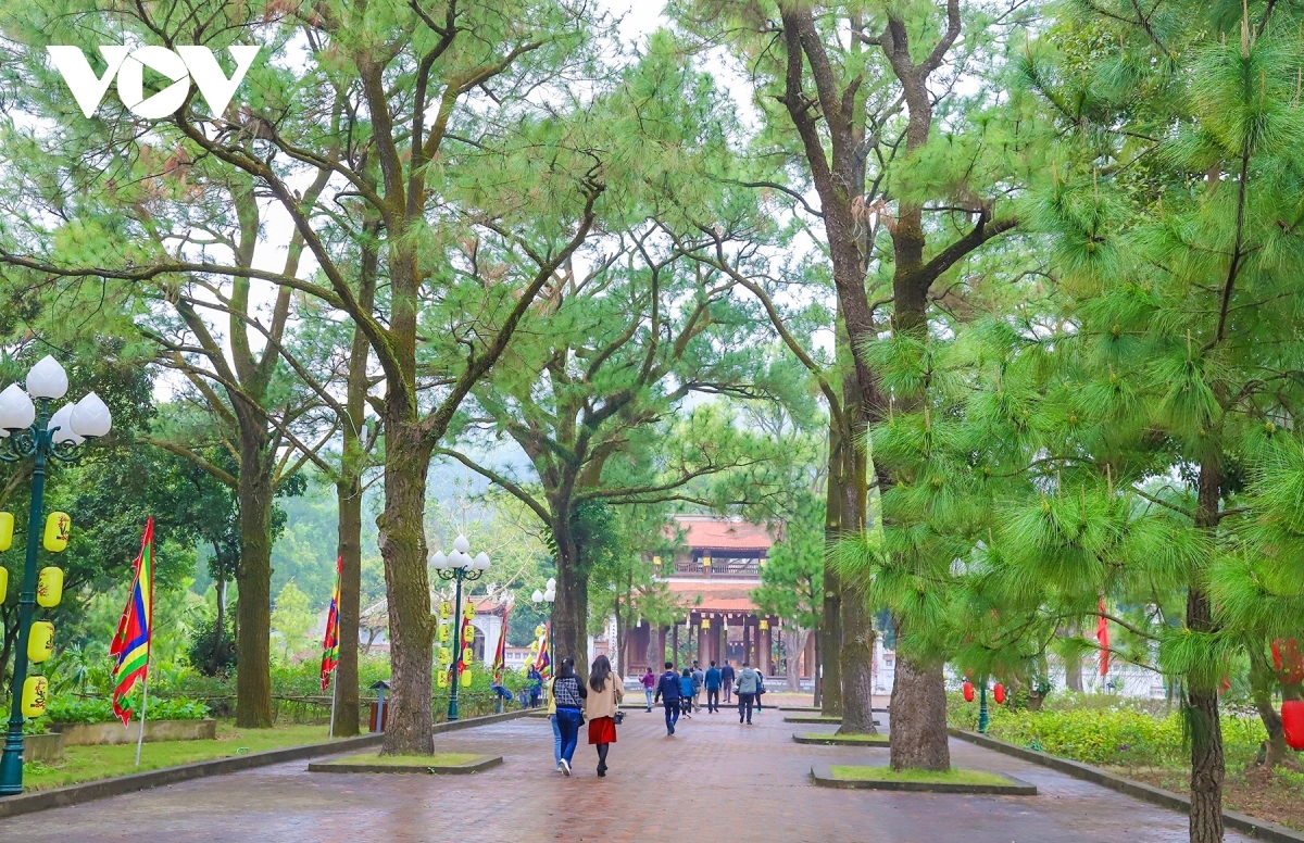 For many people, the beauty of Yen Tu lies in the magnificence of mountains, the solemnity of pagodas and towers, the beauty of its scenic spots, as well as the diversity of plants.