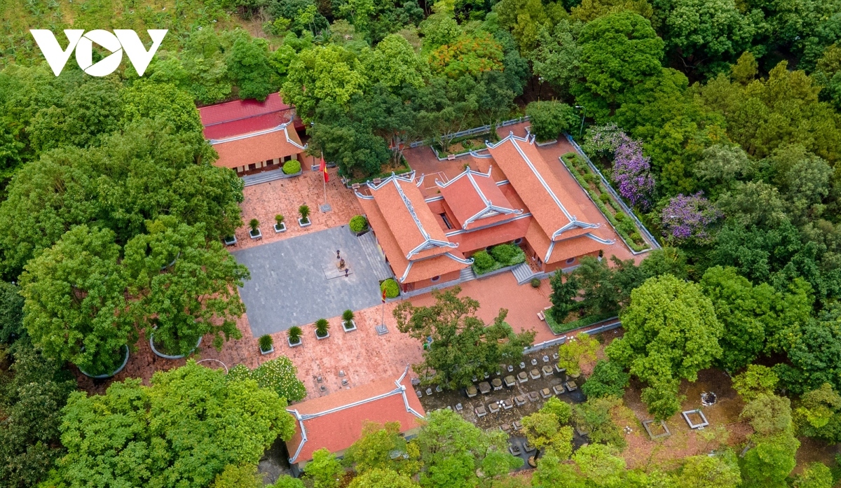 The complex is comprised of four clusters of special national historical relics, namely the Yen Tu historical relic and landscape area in Uong Bi city of Quang Ninh, the Tran Dynasty historical relic area in Dong Trieu town of Quang Ninh, the Western Yen Tu relic and landscape area in Bac Giang province, and the Con Son - Kiep Bac - Thanh Mai complex in Hai Duong province.