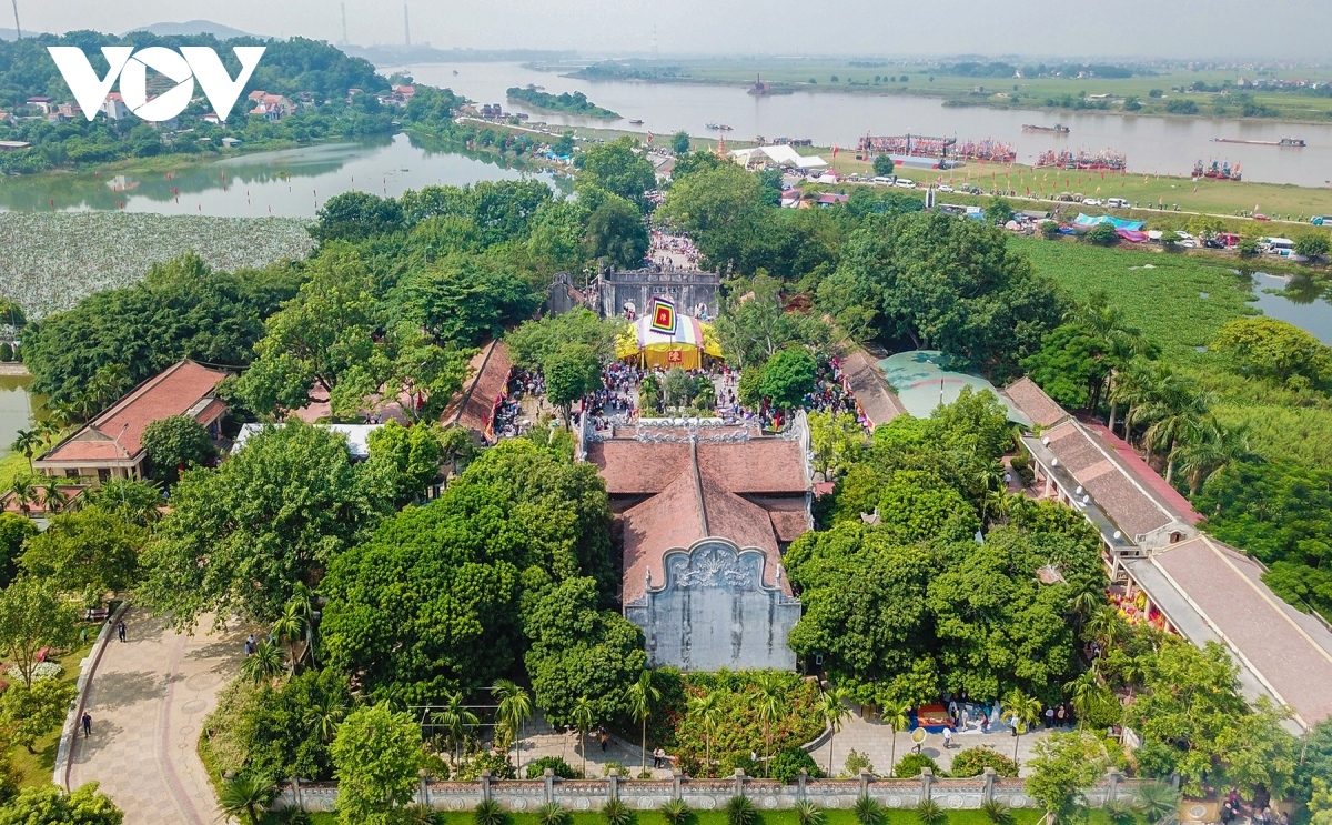 Situated about five kilometres from the Con Son Pagoda stands the Kiep Bac Temple, which is dedicated to Tran Hung Dao - one of the most accomplished commanders in the nation’s history. Tran Hung Dao commanded the country’s army to repel three Yuan-Mongol invasions in the 13th century. He is honoured as a saint in Vietnam.