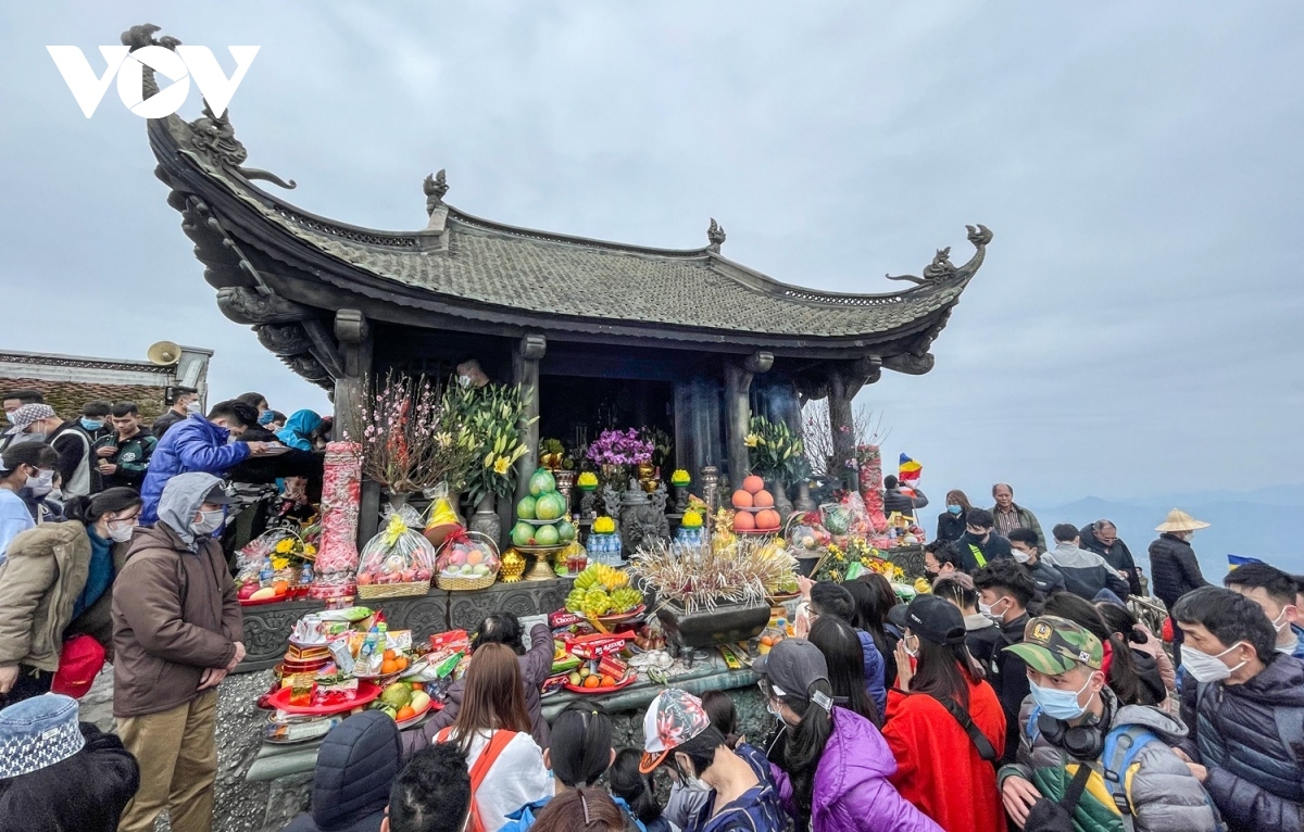 Bronze Pagoda on top of Mount Yen Tu resembles a blooming lotus rising from a dais which is also made of bronze. In recent years, lucky visitors have been able to capture the lotus covered in snow, creating a beautiful scene.
