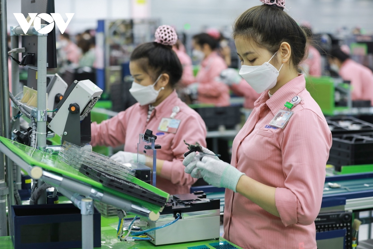 Công nhân làm việc tại khu công nghiệp