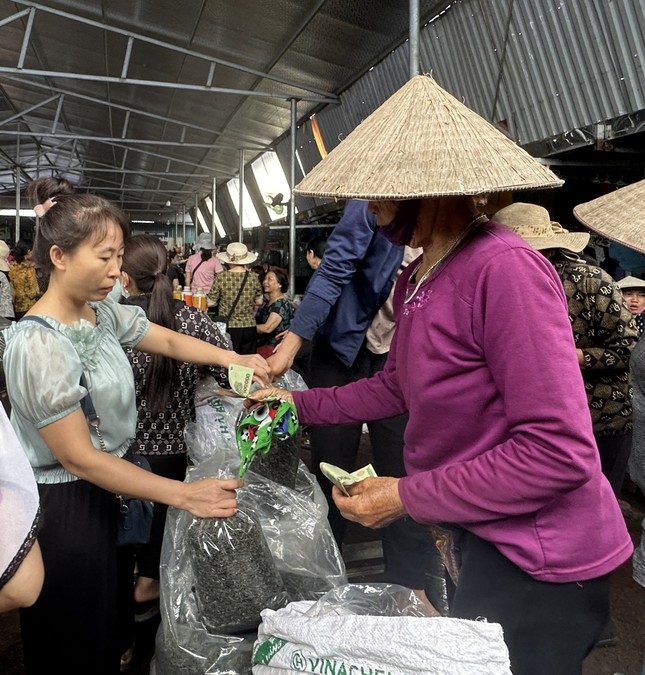 Chè đặc sản Tân Cương đang được bán lẻ 100.000 đồng/kg - Ảnh: Ý Như