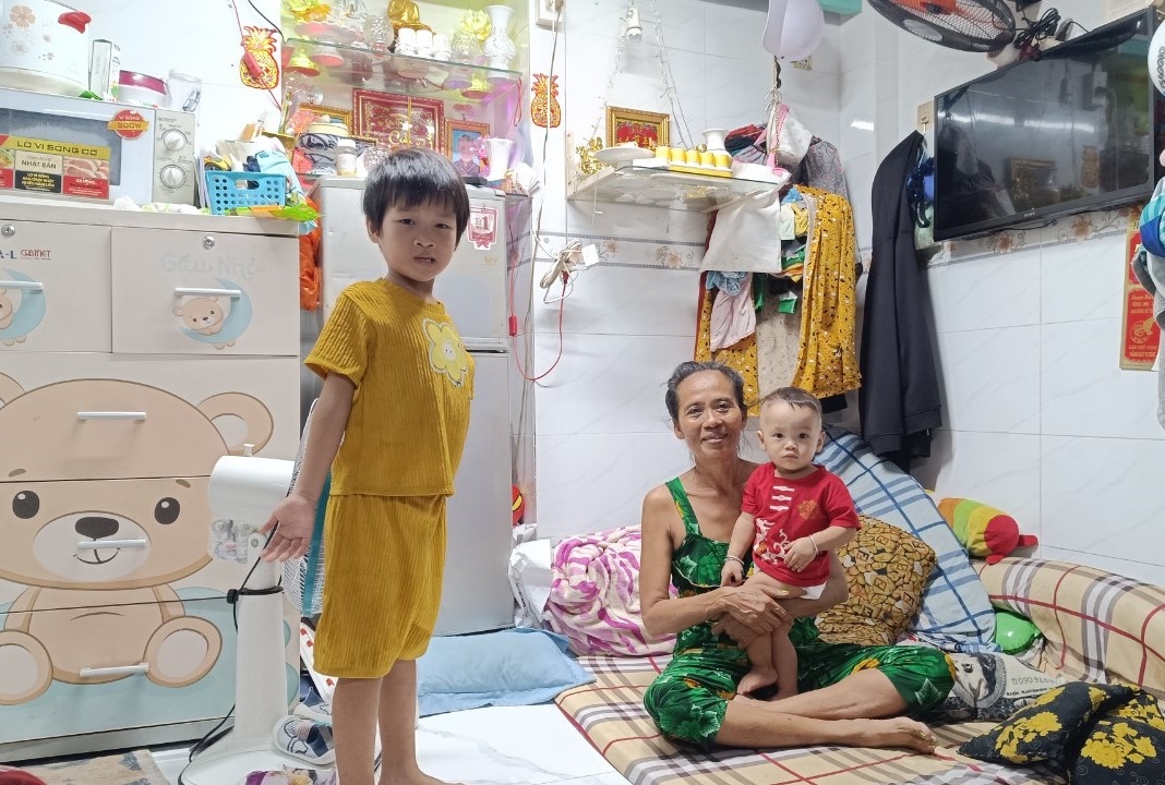 Vấn đề chi phí nuôi trẻ nhỏ luôn là khó khăn của không ít gia đình tại TP.HCM (Ảnh: Hoàng Minh)