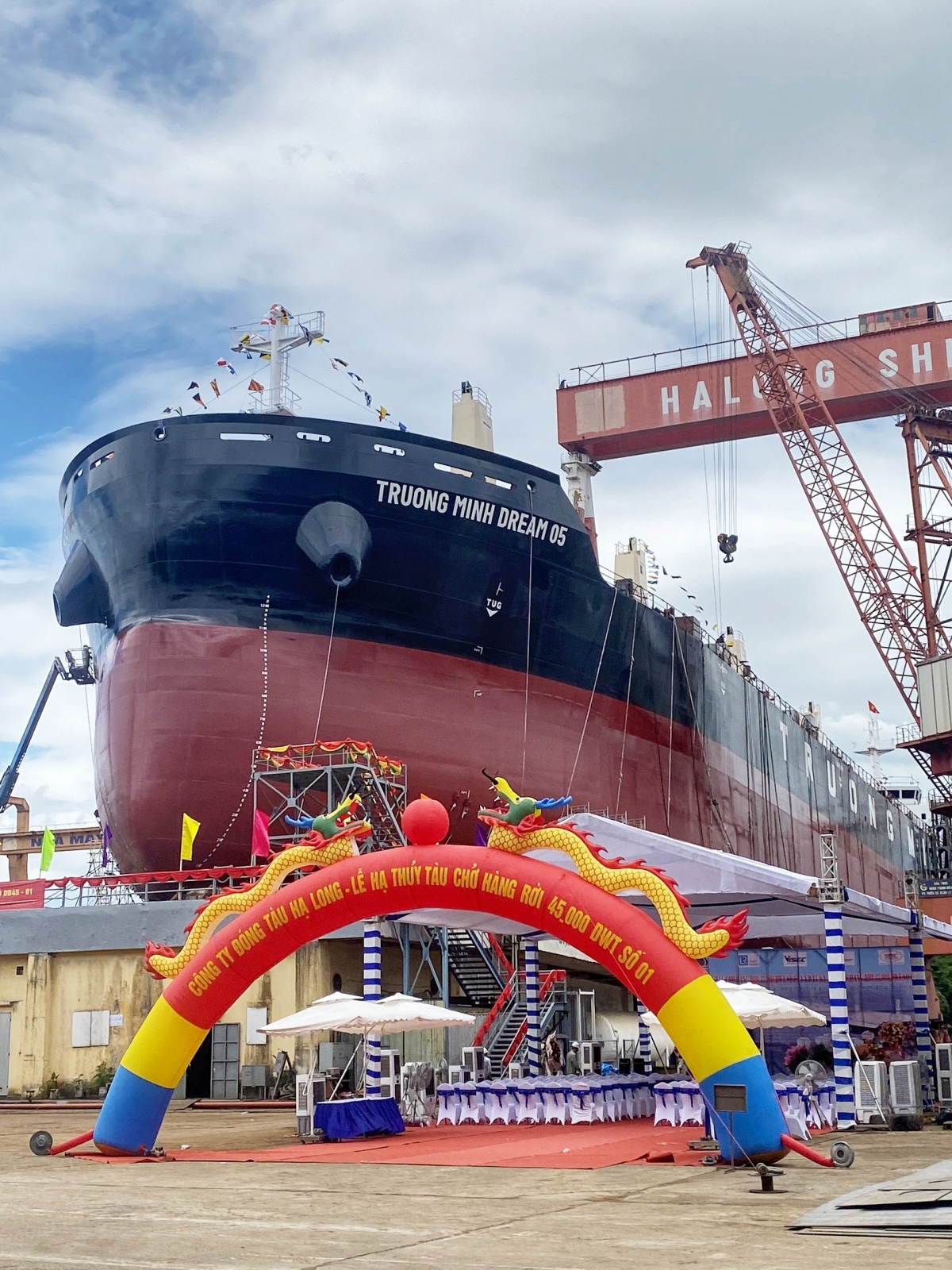 Tàu hàng 45.000 DWT mang tên "Trường Minh Dream 05" được hạ thuỷ thành công.