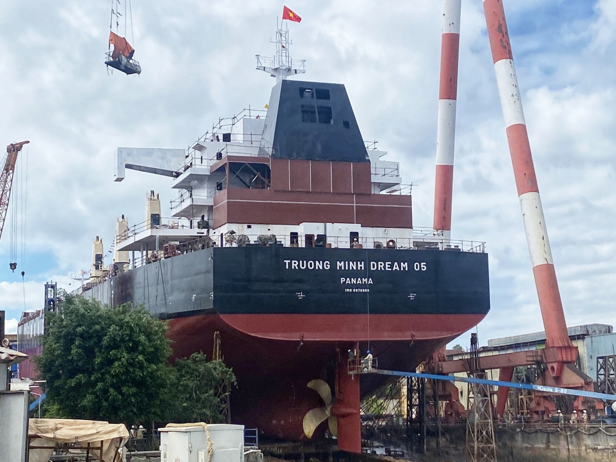Sau hạ thủy tàu 45.000DWT số 1 là Lễ đặt ky tàu 45.000DWT số 2.