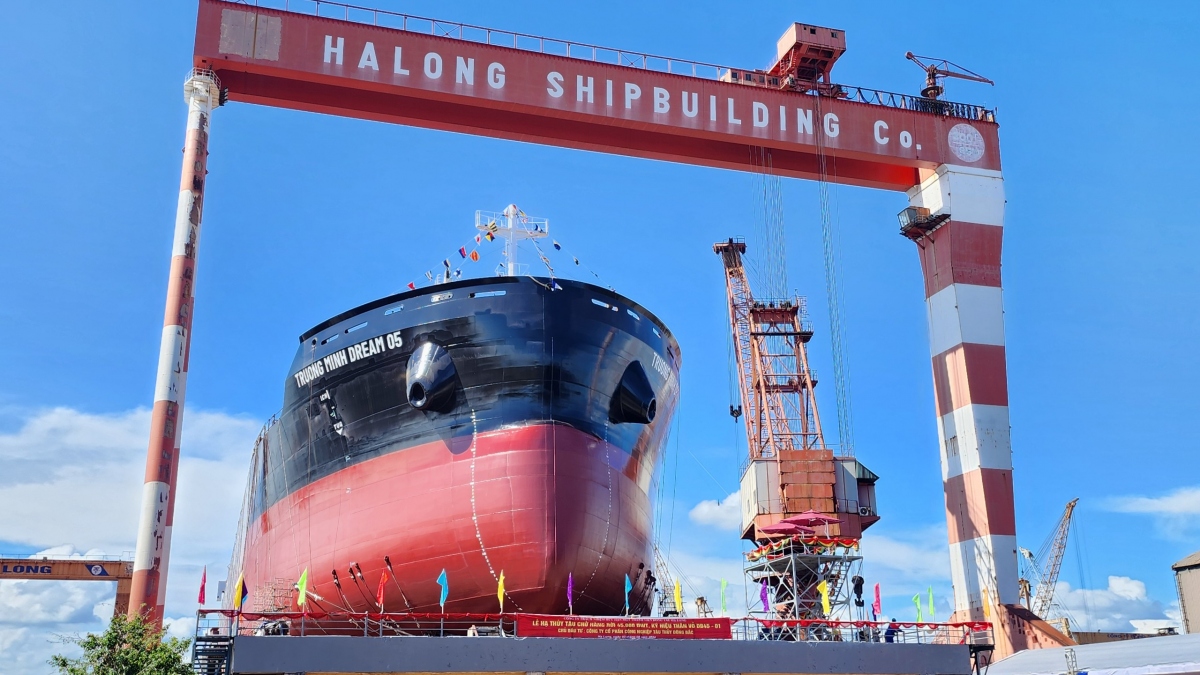 Tàu 45.000DWT tại lễ ký kết.