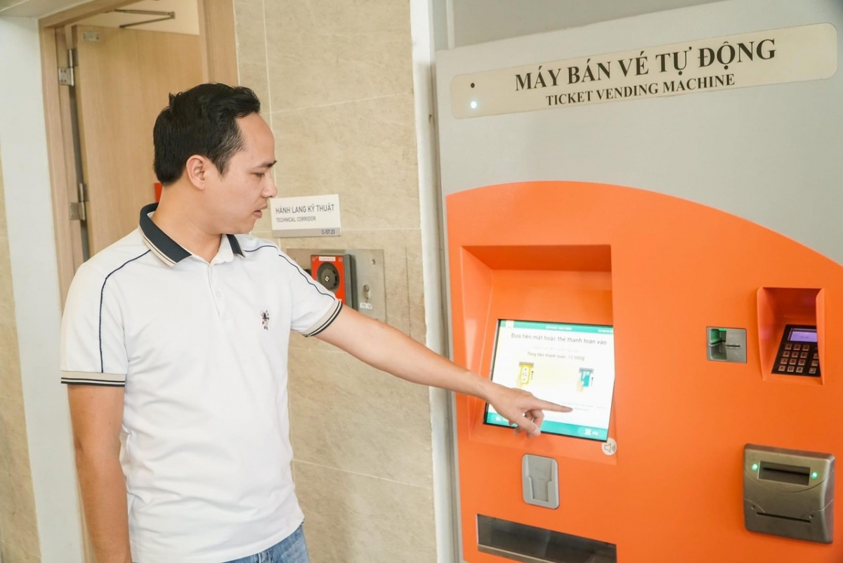 Người dân hào hứng đi trải nghiệm tuyến tàu điện thứ 2 của TP Hà Nội được đưa vào vận hành khai thác sau nhiều năm chờ đợi. 