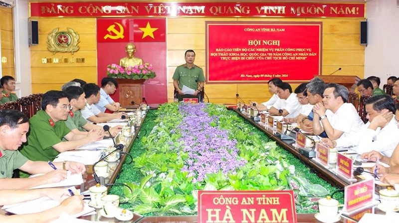 Đại tá Tô Anh Dũng, Ủy viên Ban Thường vụ Tỉnh ủy, Bí thư Đảng ủy, Giám đốc Công an tỉnh Hà Nam phát biểu tại hội nghị.