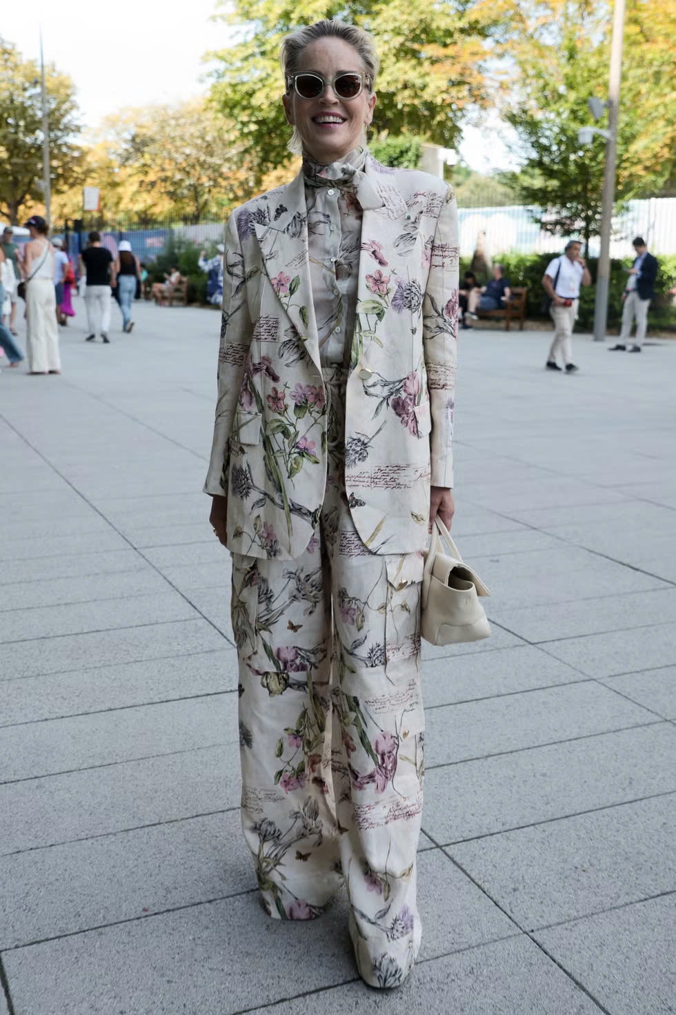 Sharon Stone tham dự trận chung kết quần vợt nam với bộ vest hoa và áo sơ mi cùng tông của Antonio Marras.