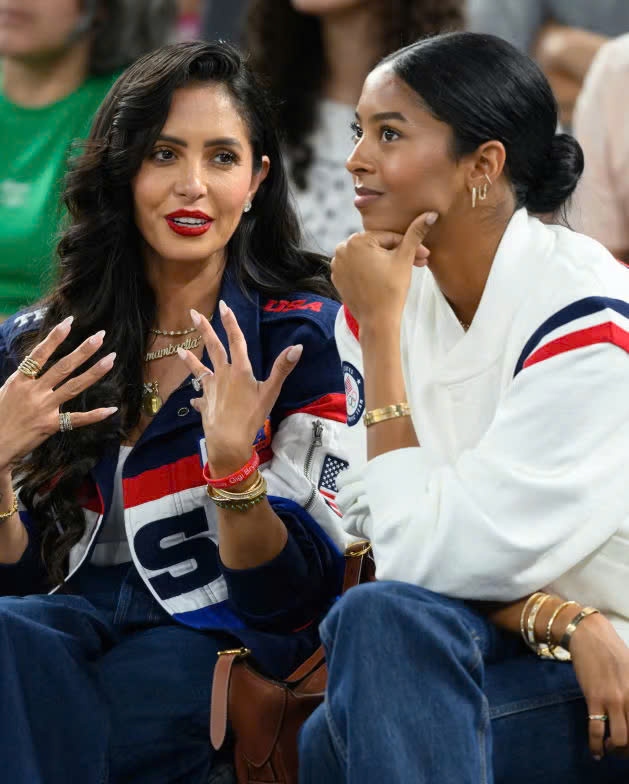Vanessa Bryant và Natalia Diamante Bryant mặc áo khoác và quần denim giống nhau của đội tuyển Mỹ Ralph Lauren để theo dõi trận bán kết bóng rổ nữ.