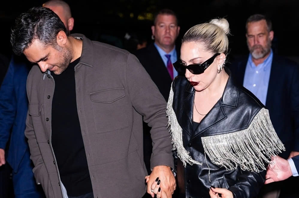Lady Gaga và Michael Polansky tay trong tay trên phố New York năm 2023.