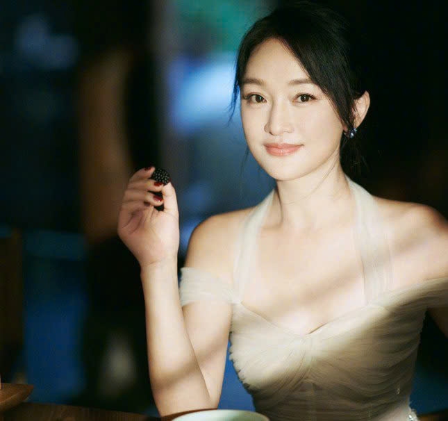 Để có được vóc dáng như hiện tại, Châu Tấn tự nhận là người nghiêm khắc với bản thân trong việc ăn uống hàng ngày. Cô duy trì chế độ ăn ít tinh bột, nhiều protein trong nhiều năm để giữ gìn sắc vóc. Protein là thành phần quan trọng giúp tăng cường quá trình sản sinh collagen, duy trì làn da mịn màng, săn chắc.