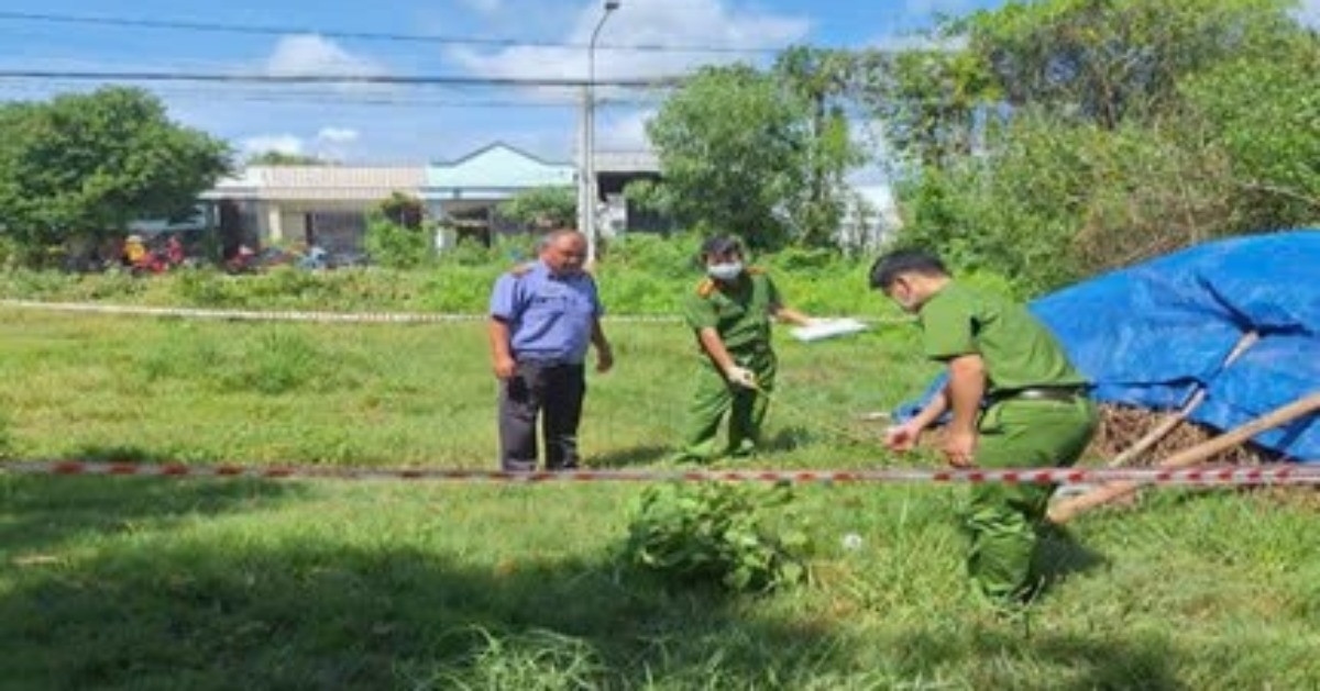 Cơ quan chức năng tỉnh Long An khám nghiệm hiện trường vụ án mạng. (Ảnh: MĐ)