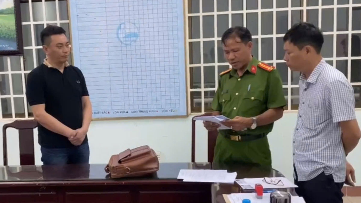 Đối tượng Quang (áo đen) nghe đọc lệnh bắt giữ khẩn cấp (ảnh: CA)