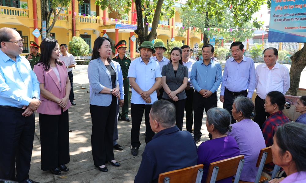 Phó Chủ tịch nước Võ Thị Ánh Xuân trò chuyện với nhân dân xã Vũ Xá.