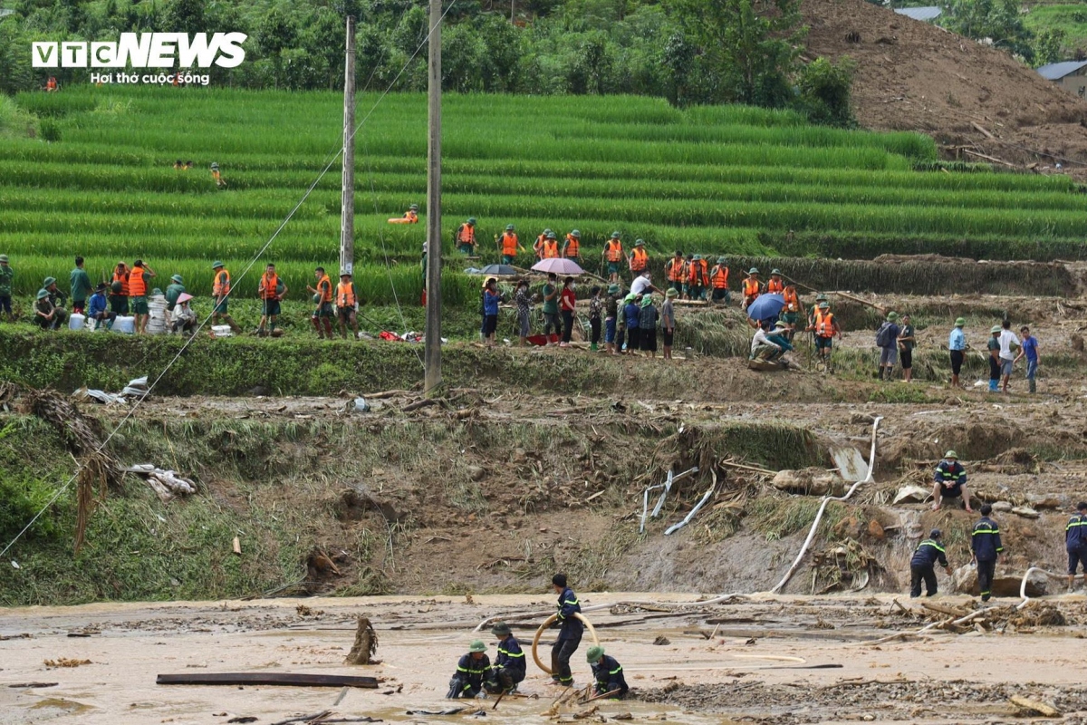 Nearly 300 soldiers, along with mobile police and border guards from Lao Cai province, and five sniffer dogs, are still working hard to find those reported missing in the tragedy.