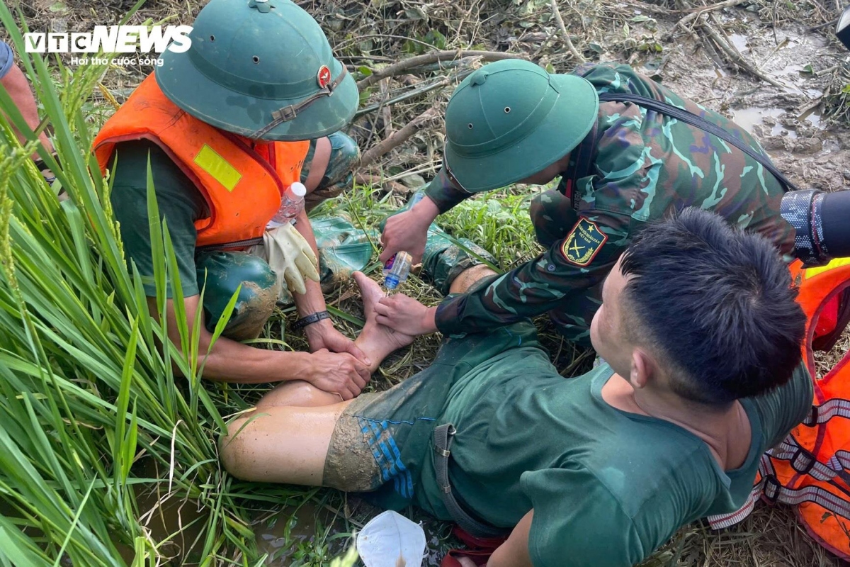 In such treacherous conditions, the soldiers often encounter accidents. Private Thao Mi Linh, 20, steps on a large nail that pierces deep into the sole of his foot.
