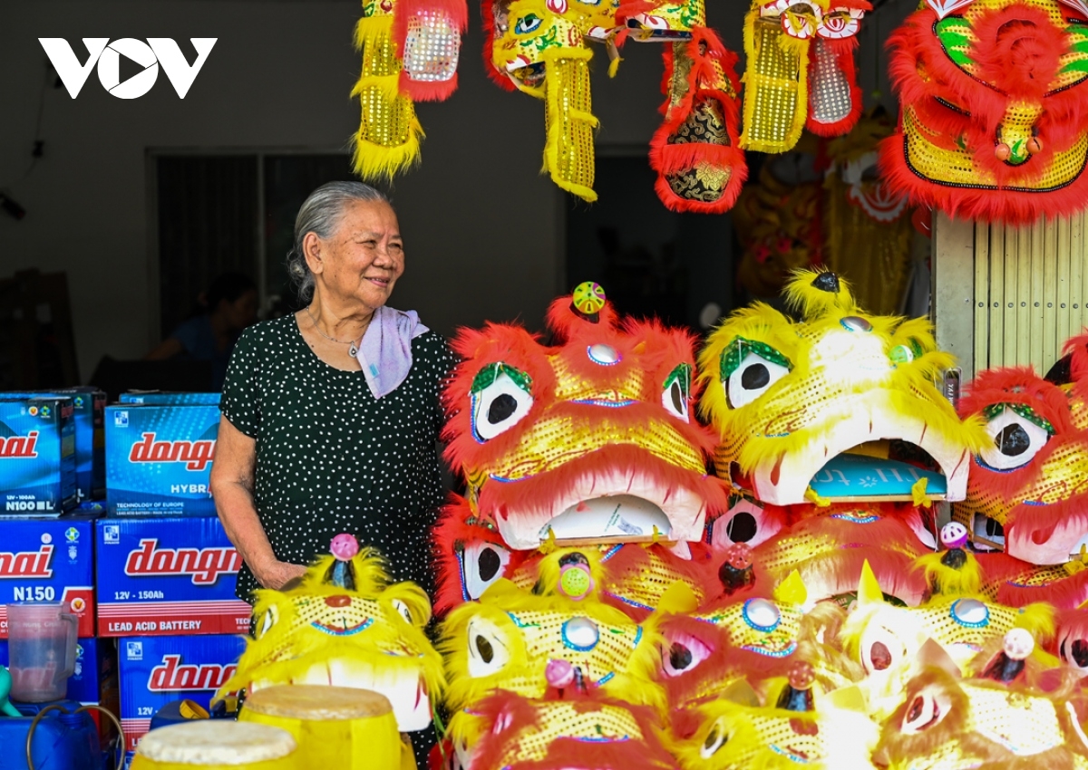 “Not only people in Hue but also many people from neighbouring provinces of Quang Binh and Quang Tri also come here to buy the items. The majority are still young people,” says an owner of a shop.