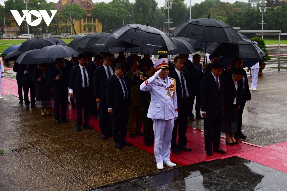 During his stay in Hanoi, Thongloun Sisoulith and his entourage pay a floral tribute to President Ho Chi Minh at President Ho Chi Minh Mausoleum. The wreath is inscribed with the message: “President Ho Chi Minh lives forever in our revolutionary cause.”