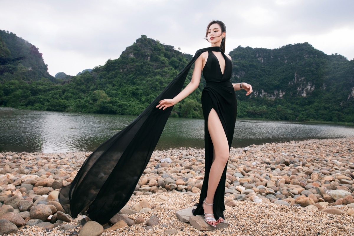Hoa hậu Đỗ Hà khoe chân dài miên man.