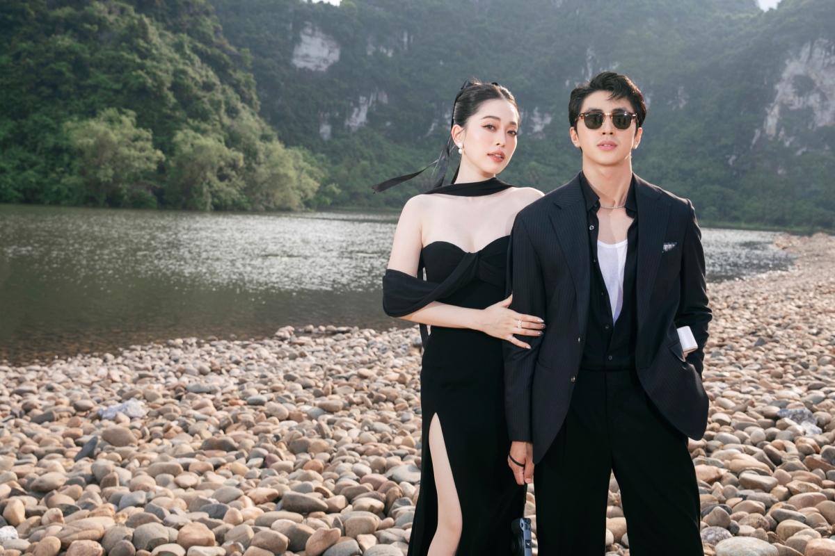 Á hậu Phương Nga đi cùng chồng - diễn viên Bình An. Cả hai có nhiều khoảnh khắc quan tâm, chăm sóc cho nhau trong hậu trường.