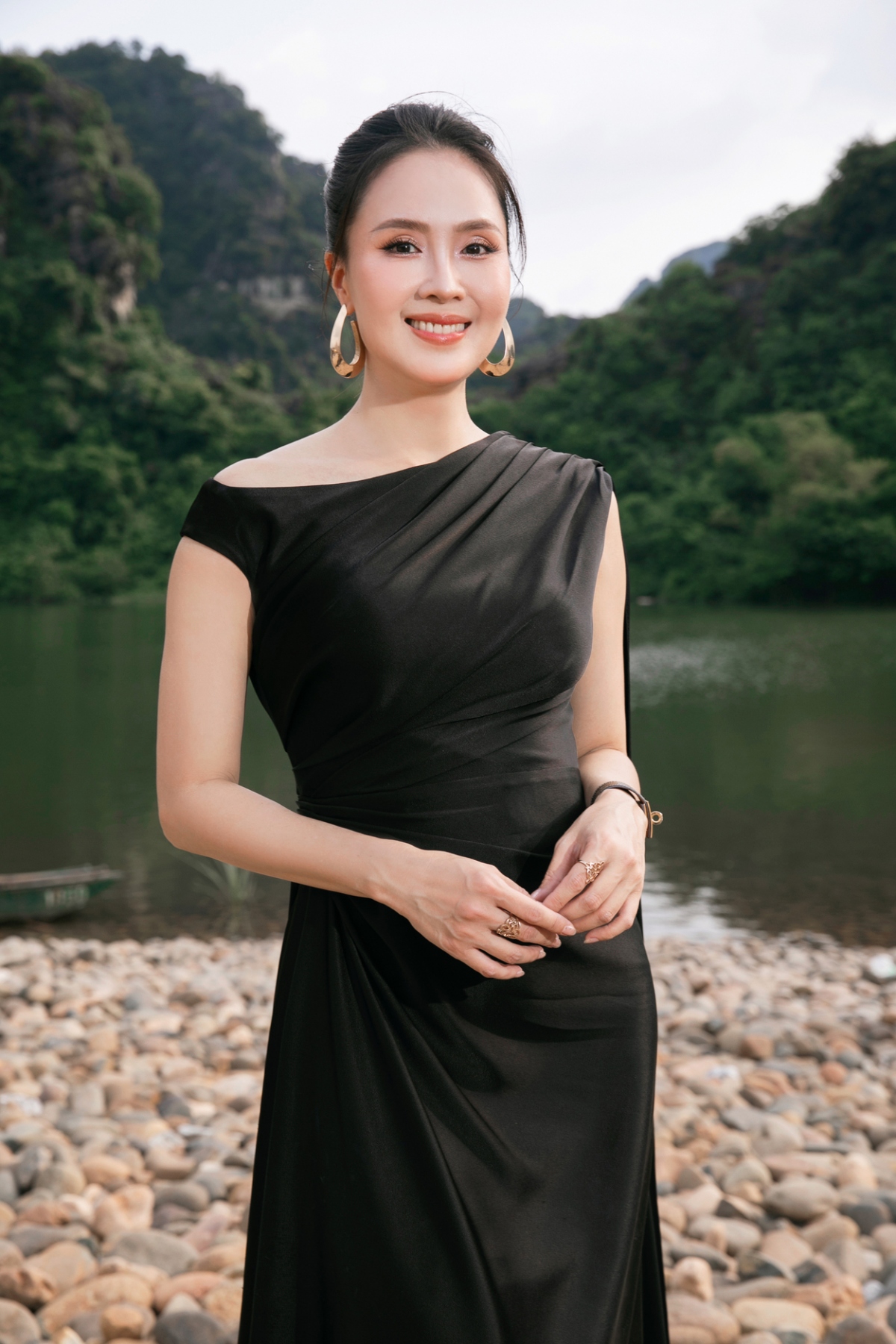 Dàn sao nổi tiếng diện trang phục được Lê Thanh Hòa chuẩn bị theo số đo riêng. Các thiết kế đầy quyến rũ với phong cách thanh lịch, tôn lên sự nổi bật và tinh tế của người mặc. Trong ảnh: Diễn viên Hồng Diễm yêu kiều, thướt tha trong thiết kế của NTK Lê Thanh Hòa.