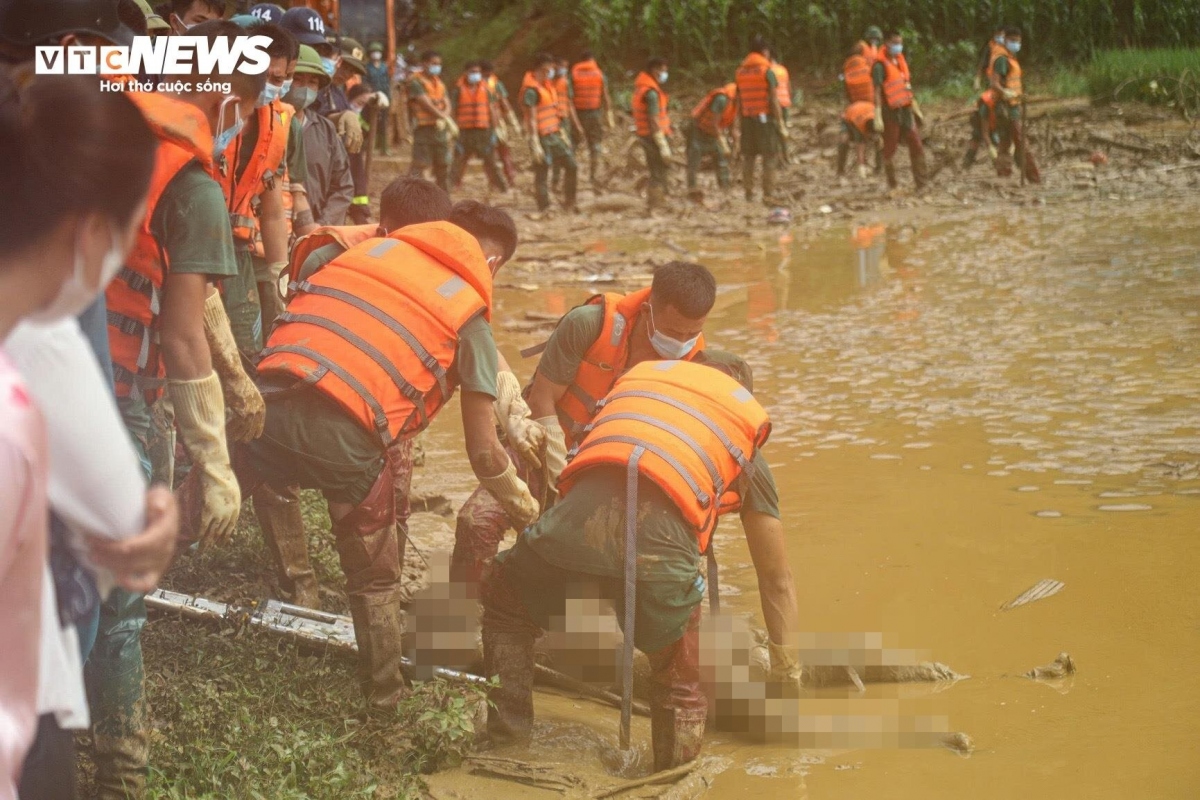 In the early days of the search, more bodies are continually recovered from debris.