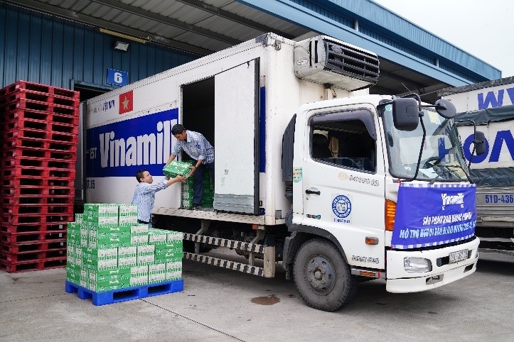 Đoàn xe sẵn sàng vận chuyển sản phẩm hỗ trợ người dân vùng bão lũ