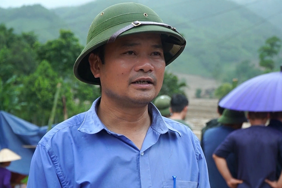 Hoang Van Diep, the head of Nu village, says: “We are truly moved and grateful. Despite the dangerous and difficult tasks, the soldiers seem to forget everything else; they truly are the 'backbone' of the community during these challenging times.”