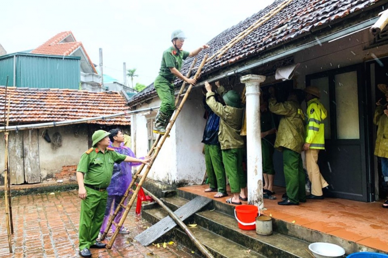Công an tỉnh Hà Nam giúp dân sửa nhà tránh bão.