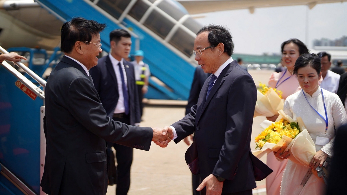 As part of his state visit to Vietnam, the Lao delegation make a stopover in Ho Chi Minh City for several activities. In the photo, Politburo member and Secretary of the Ho Chi Minh City Party Committee Nguyen Van Nen personally welcome the delegation at Tan Sonh Nhat International Airport.