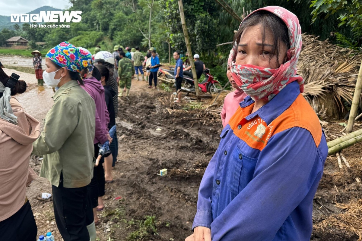 “In recent days, we have been deeply moved by the dedication and responsibility of the officers and soldiers. They have bravely faced hardships and dangers, working day and night in the floodwaters alongside local authorities to mitigate the disaster’s impact,” says a local resident.