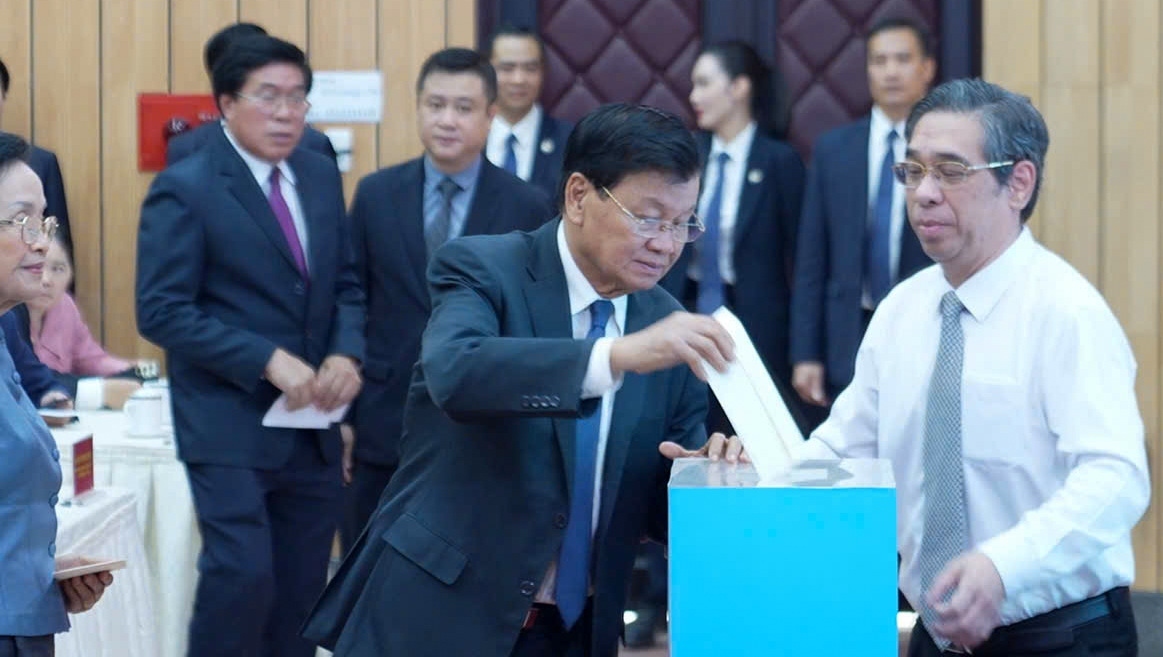 General Secretary and President Thongloun Sisoulith of Laos takes part in a fund-raising campaign to support people of northern provinces affected by Typhoon Yagi.