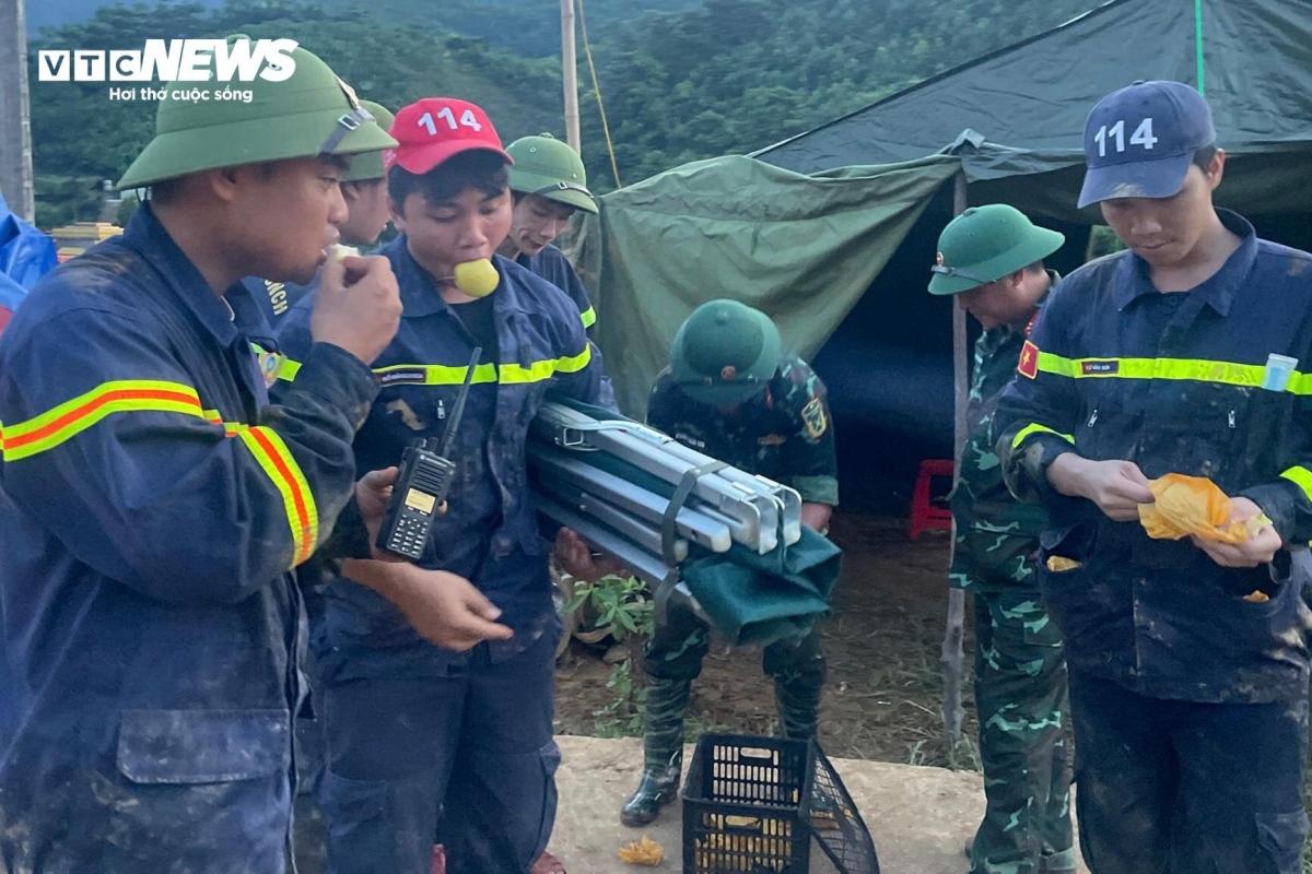 After many hours of work, the soldiers take a short break for lunch and snap before carrying on the task.