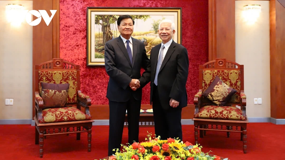Meeting with former State President Nguyen Minh Triet, General Secretary and President Thongloun Sisoulith of Laos affirms that Laos will continue to work closely with Vietnam to preserve, nurture, and pass on the fine traditions of the special Vietnam-Laos relationship to future generations.