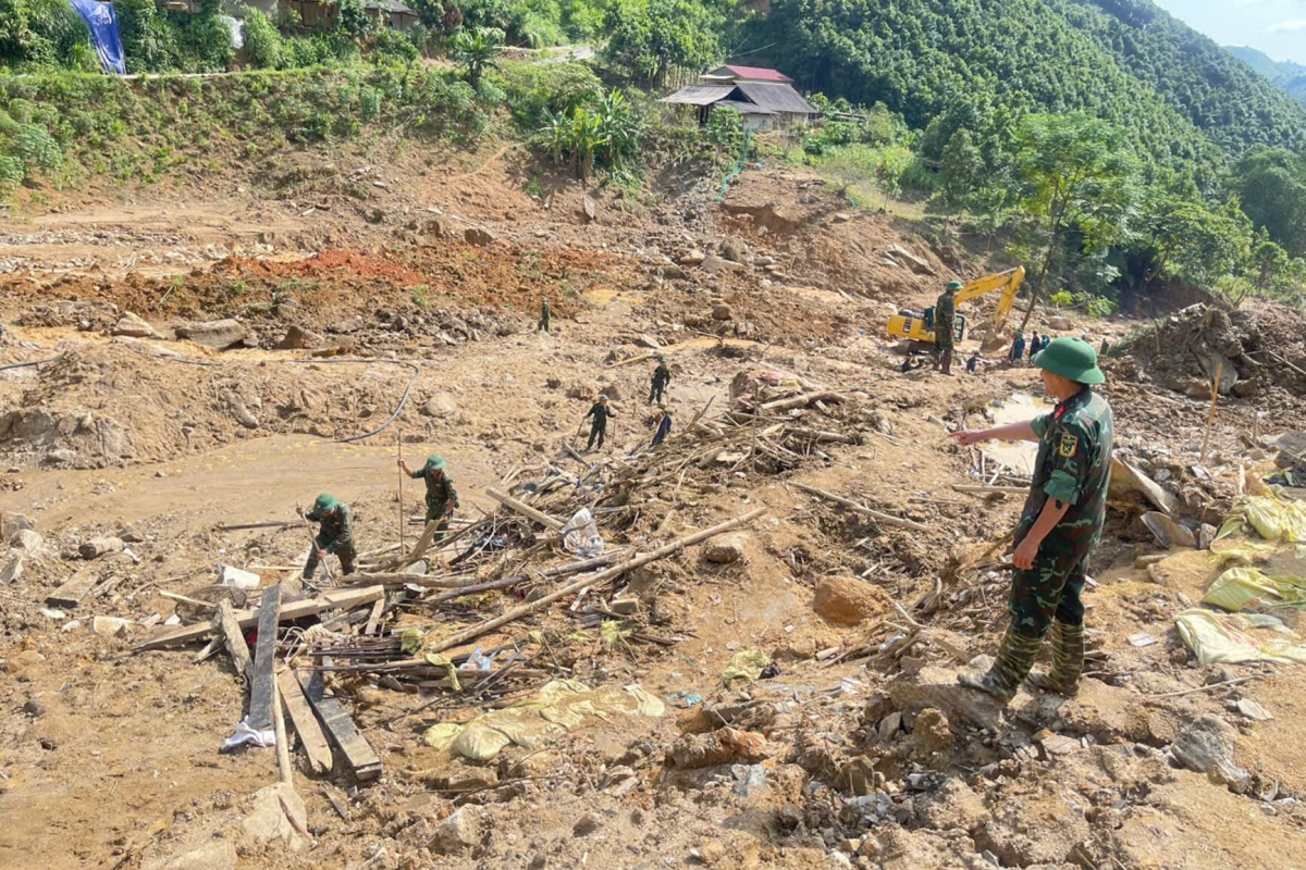 Currently, the forward command post in Nu village is continuing to deploy forces and identify additional locations where people may be buried, in search of the 12 missing victims.