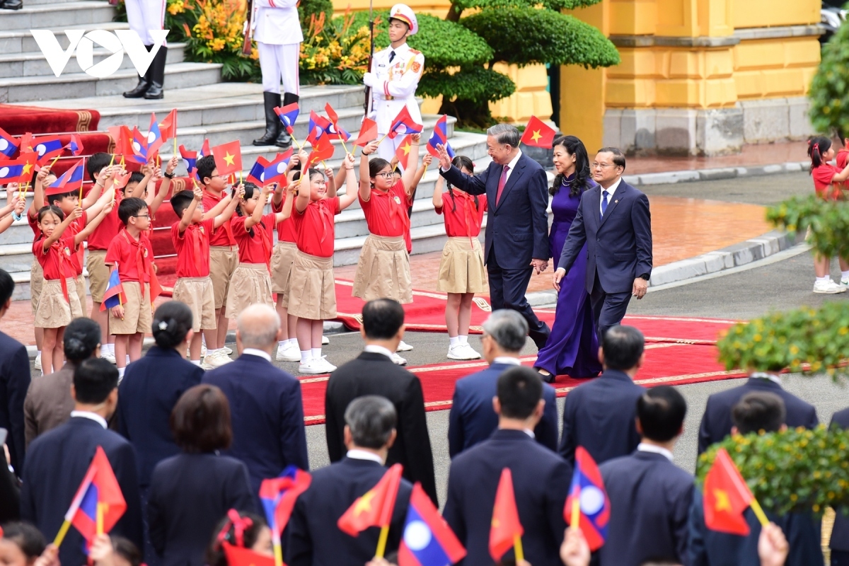 At the end of the visit, Vietnam and Laos issue a joint statement, affirming that both sides appreciate the successful outcomes of the state visit of General Secretary and President Thongloun Sisoulith to Vietnam and the state visit of President To Lam to Laos in July 2024. These visits are considered milestones in the history of Vietnam-Laos relations, contributing significantly to consolidating and nurturing the great friendship, special solidarity, and comprehensive cooperation between Vietnam and Laos. The statement aims to elevate the relationship to new heights for the prosperity of both peoples and to contribute to peace, stability, cooperation, and development in the region and the rest of the world.