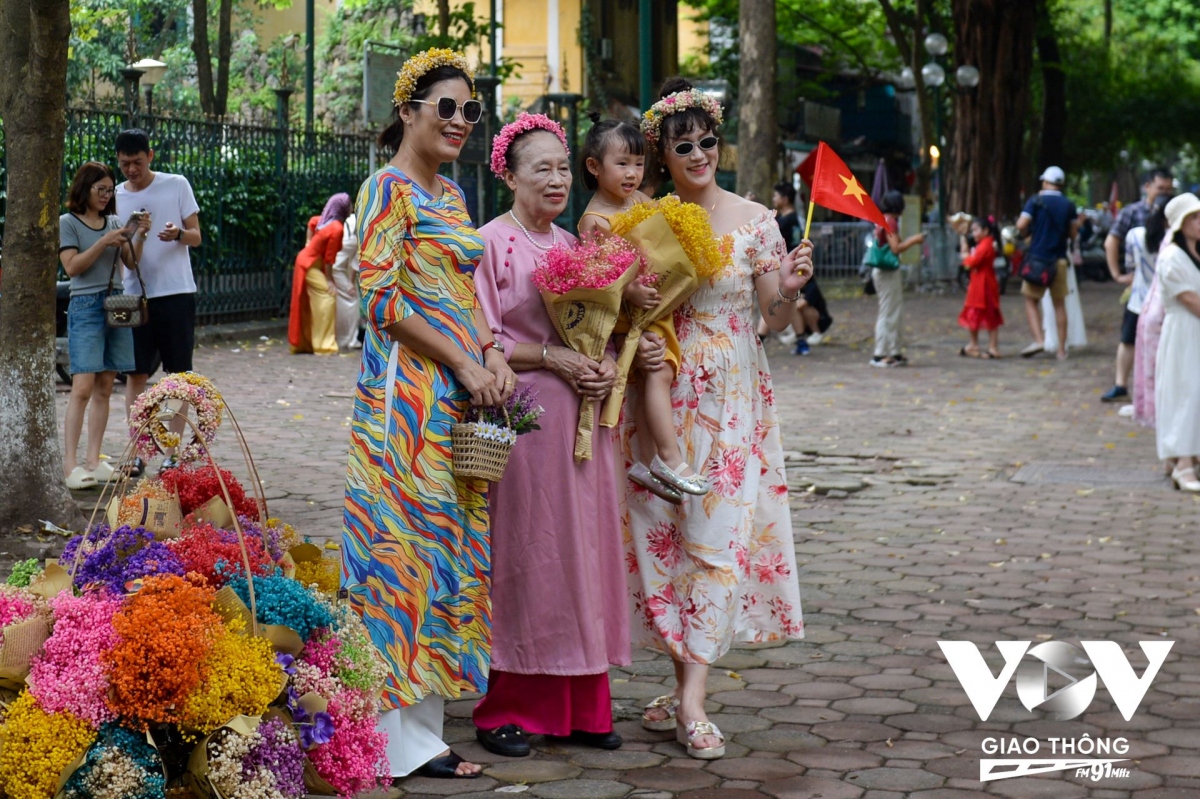 Chị Phạm Hoài Phước ở Gia Lâm, Hà Nội cho biết, nhân dịp 2/9 chị đã đưa mẹ của chị và các thành viên trong gia đình tới phố Phan Đình Phùng chụp ảnh, vừa là lưu hình ảnh ngày Quốc khánh 2/9 cũng thực hiện bộ ảnh về chủ đề mùa thu cho cả gia đình. Mẹ của chị Phước (áo dài hồng) từng là thanh niên xung phong, mỗi dịp Quốc khánh 2/9 bà lại yêu cầu chị Phước cùng cả nhà đưa đến những địa điểm lịch sử tại Hà Nội vừa để ôn lại lịch sử, vừa để giáo dục cho các con cháu về lịch sử của đất nước.