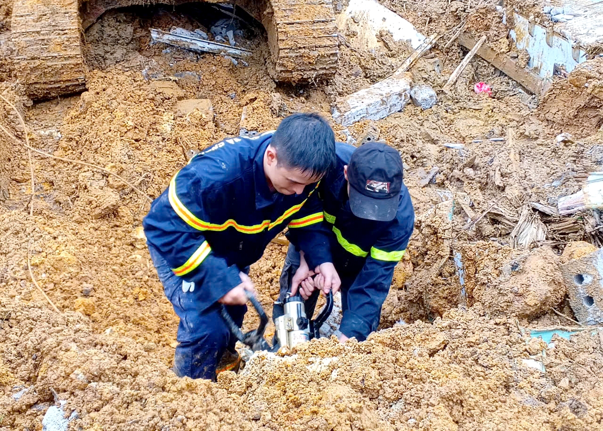 Lực lượng chức năng tích cực tìm kiếm nạn nhân mất tích trong vụ sạt lở đất tại Km 49, Quốc lộ 2