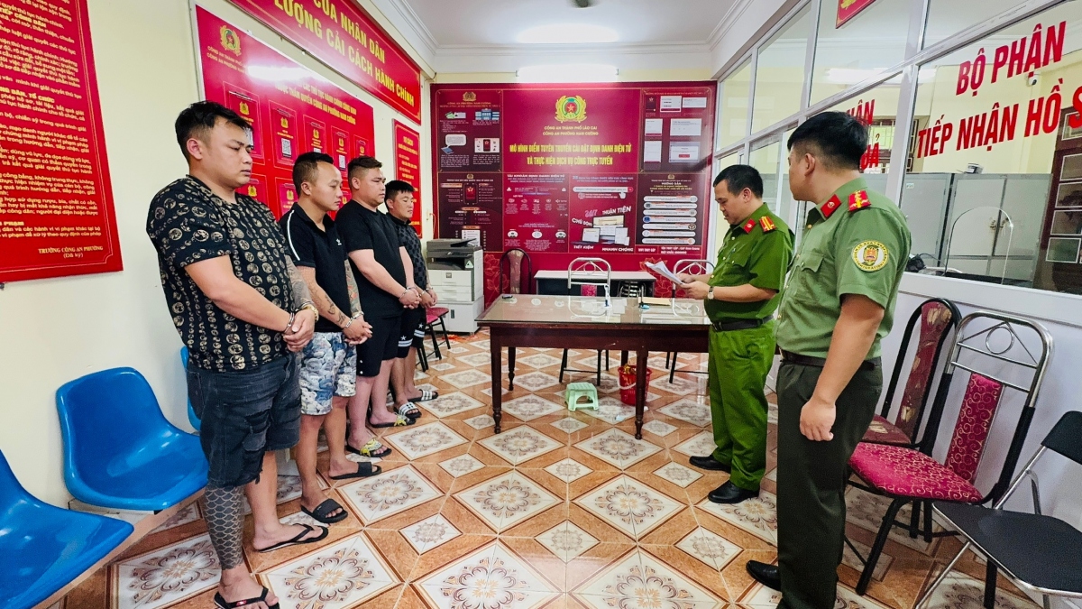 Các đối tượng tại cơ quan công an.