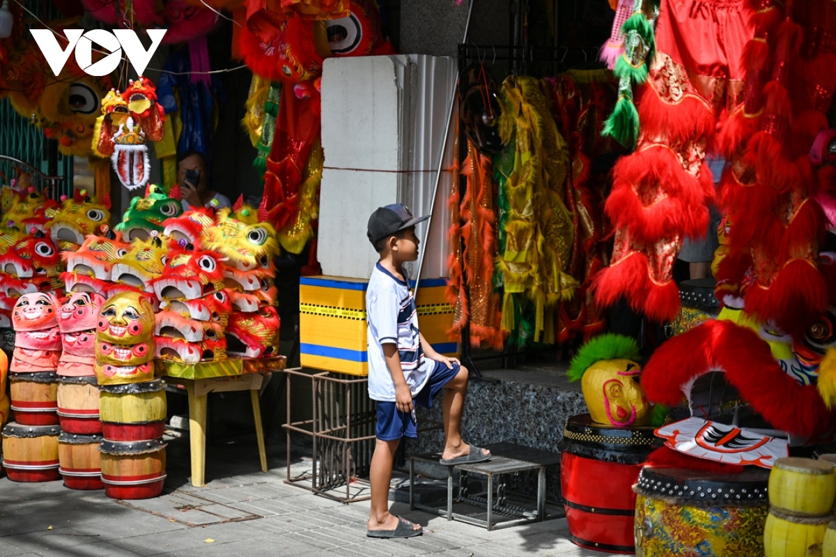 Together with sets of drums and funny animal masks, lion heads are used for the Mid-Autumn Festival.