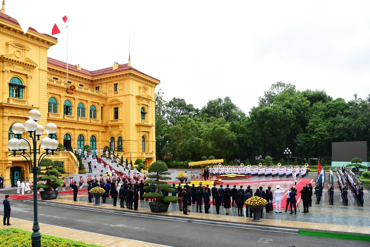 Vietnam fires a 21-gun salute to welcome the Lao leader and his entourage at a welcoming ceremony hosted by Vietnamese Party and State leader To Lam on September 11.